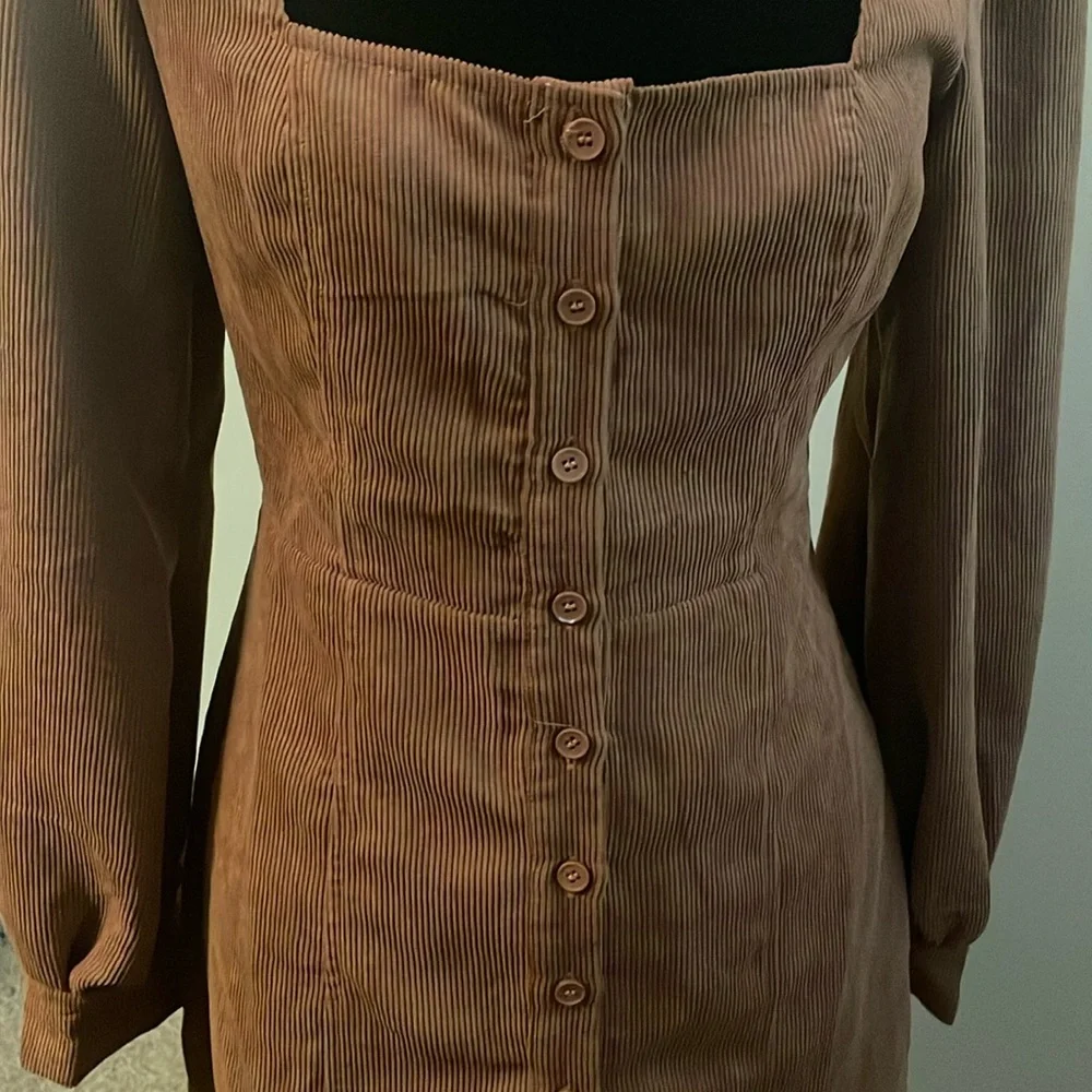 Elegant Brown Button-Down Dress - Picture 2 of 6